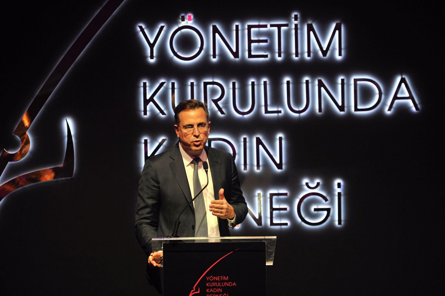 YÖNETİM KURULUNDA KADIN DERNEĞİ’NDEN DOĞANLAR HOLDİNG’E PLAKET